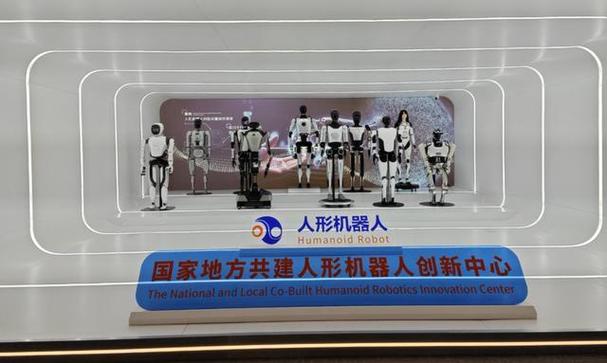 首个人形机器人半马,天天发车准时送达_123随叫随到