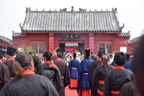 村民跪地求雨是摆拍,上门取货_123随叫随到