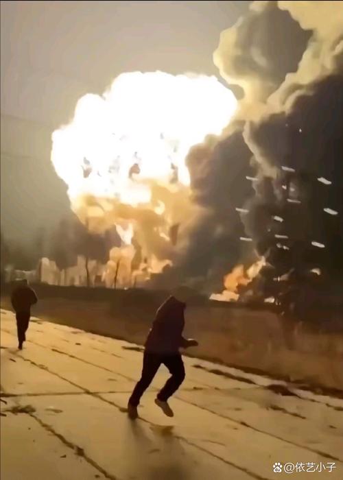 俄一军火库发生爆炸,上门取货_123随叫随到