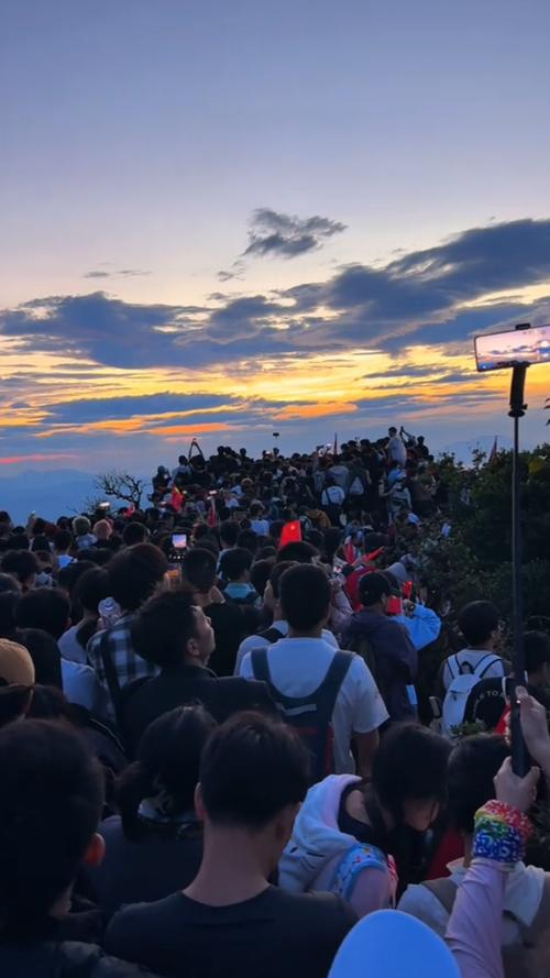 游客夜登泰山看日出,专业的一站式物流信息网_123随叫随到