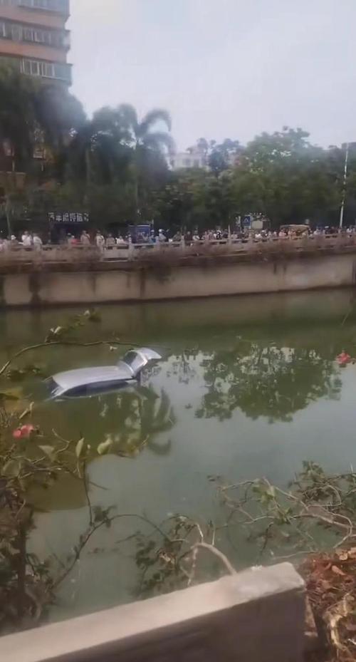 小车坠河致1人死亡,上门取货_123随叫随到