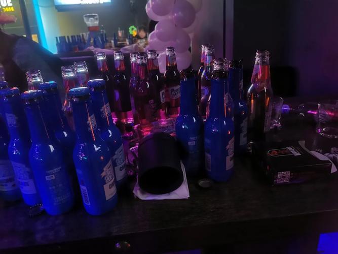 乘务员给小孩提供酒,专业的一站式物流信息网_123随叫随到