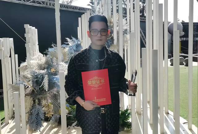 抽烟43年妻子癌晚期,快递单号查询_123随叫随到