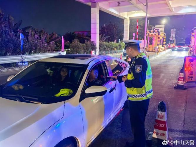 躲查酒驾钻警车车底,专业的一站式物流信息网_123随叫随到