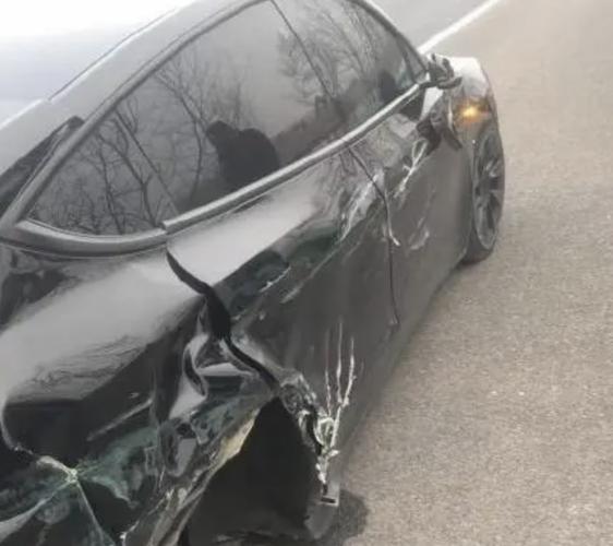 特斯拉追尾大货车,物流专线直达_123随叫随到
