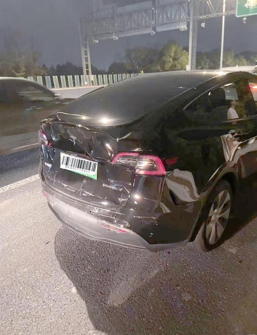 特斯拉追尾大货车,上门取货_123随叫随到