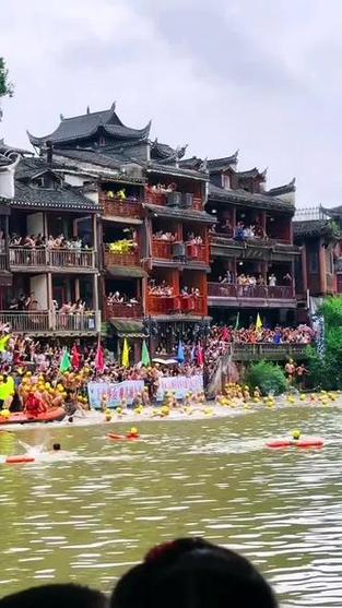 凤凰古城百人抢鸭子,让发货找车找物流更简单_123随叫随到