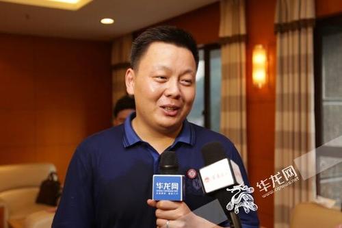 老师穿状元服送祝福,物流专线直达_123随叫随到