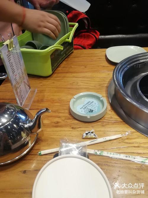 熊闯入家中上桌偷吃,快递单号查询_123随叫随到
