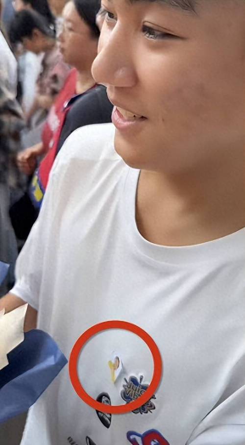 男生带妈妈遗照高考,专业的一站式物流信息网_123随叫随到