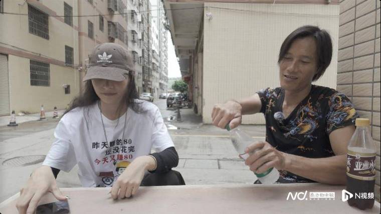 00后女生陪父亲掏粪,上门取货_123随叫随到