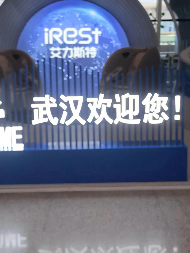 幼童高铁站台拍车门,物流专线直达_123随叫随到