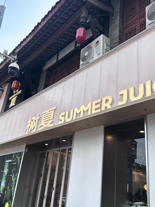 商场外给枯树绑绿叶,天天发车准时送达_123随叫随到