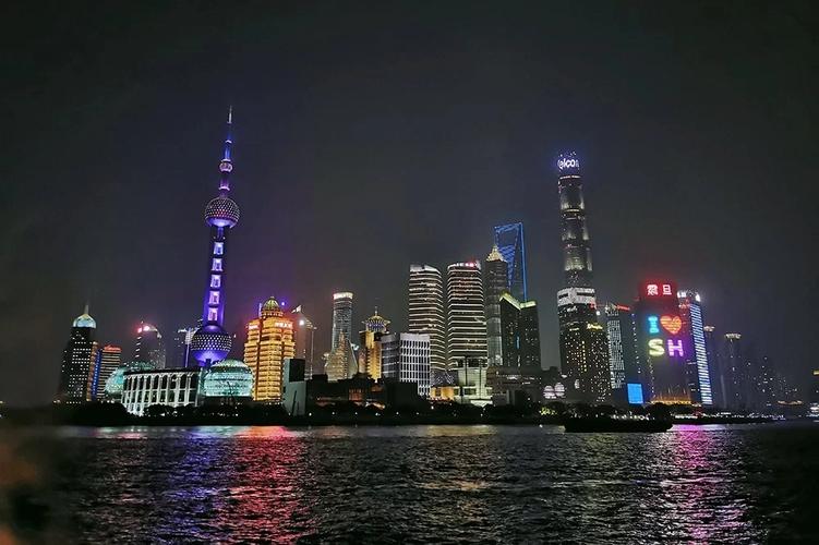 东方明珠玻璃疑热炸,天天发车准时送达_123随叫随到