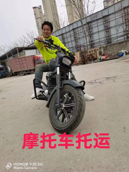 交警私家车逼停摩托,让发货找车找物流更简单_123随叫随到