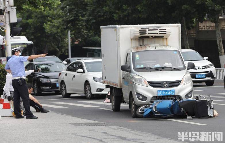 货车马路倒建筑垃圾,天天发车准时送达_123随叫随到