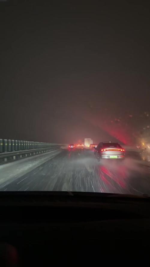 春运遇暴雪被堵高速,快递单号查询_123随叫随到